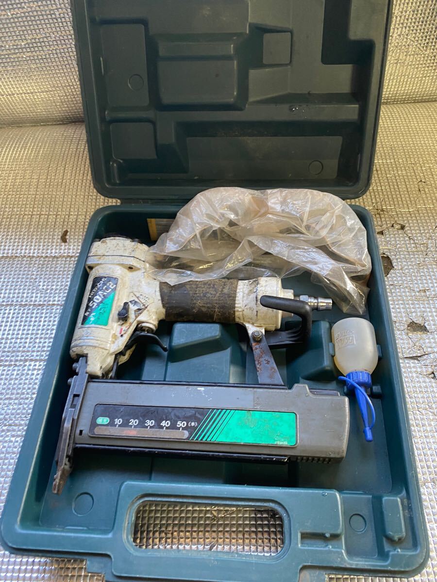 HITACHI 日立工機 50mm 仕上釘打機 NT 50AC2 中古品拍卖