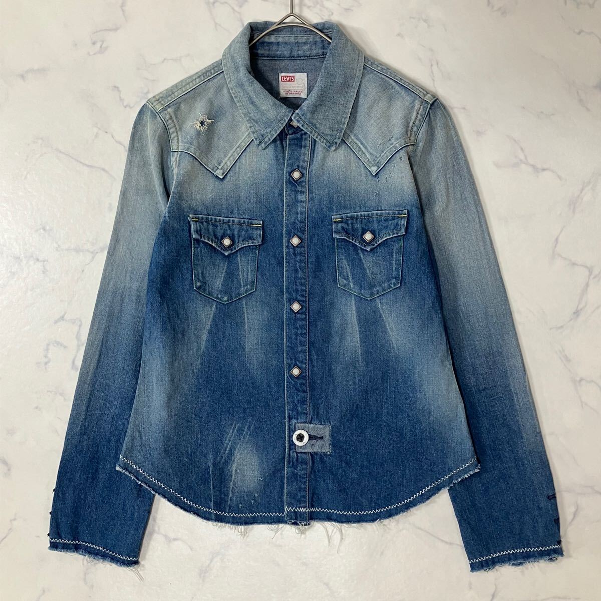 美品 Levi's リーバイス 色落ち ダメージ加工 スナップ ボタン カットオフ ポケット ラウンドカット コットン 長袖 デニム シャツ S拍卖