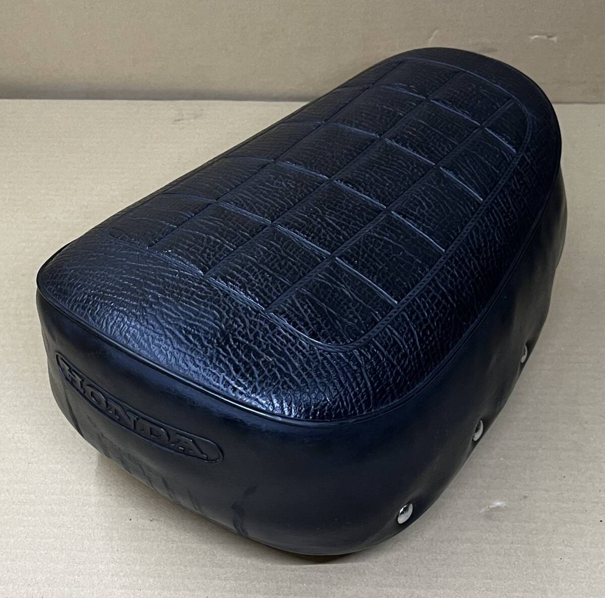 超貴重品★当時物●比較的キレイ◎特選中古1点限★ホンダ 純正★4L モンキー★ノーマル/シート●HONDA ロゴ 入 ブラック●4リッター 12B932拍卖