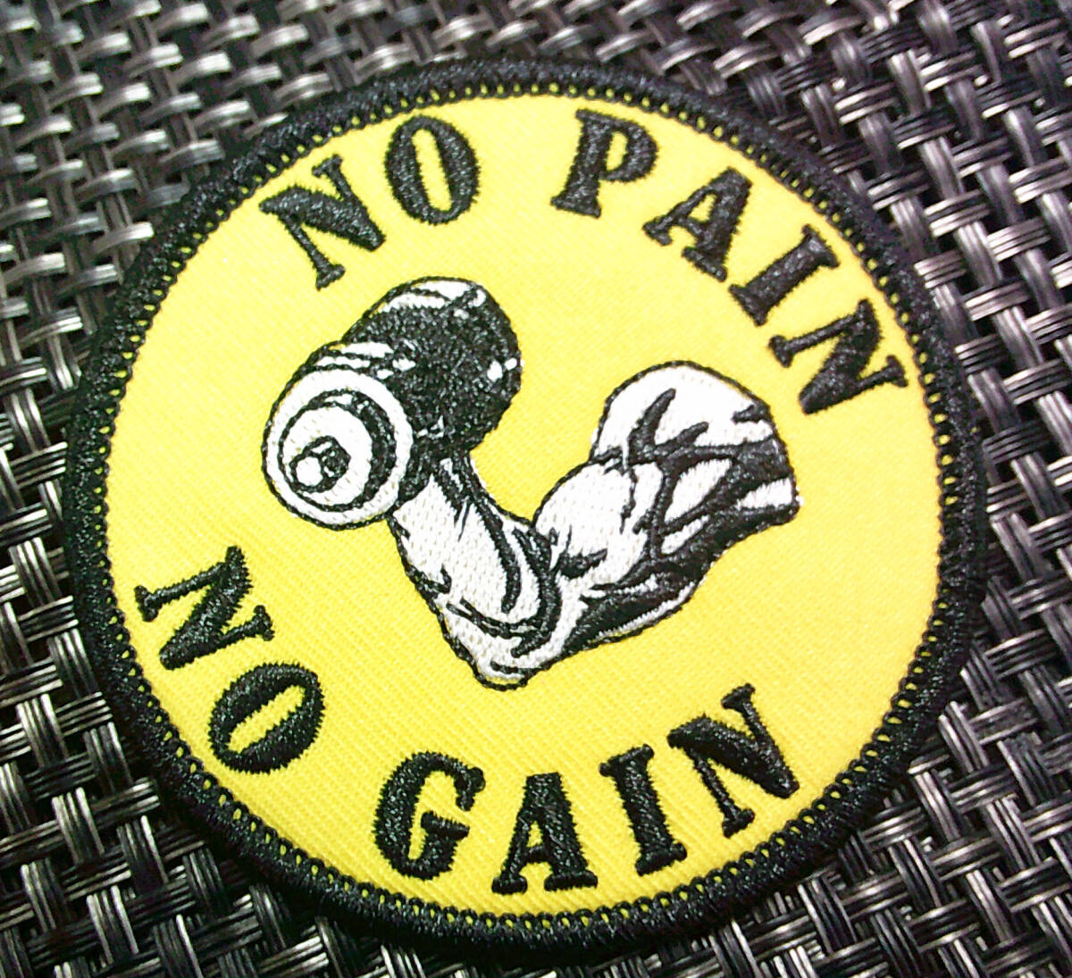 【特注】圧着IR《片腕ダンベルUS黄黒円型》新品《No pain  no gain痛みなくして得るものなし》アメリカ刺繍ワッペン《筋トレ》■ 洋服DIY拍卖