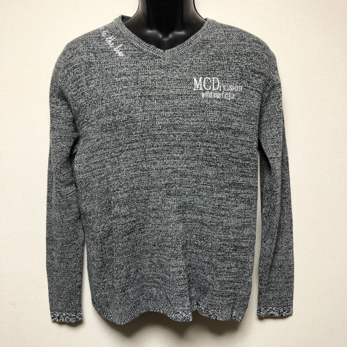 M・C・D*more core division モアコアディビジョン メンズM 長袖 ニット セーター Vネック グレー トップス ロゴ刺繍 カジュアル 古着拍卖