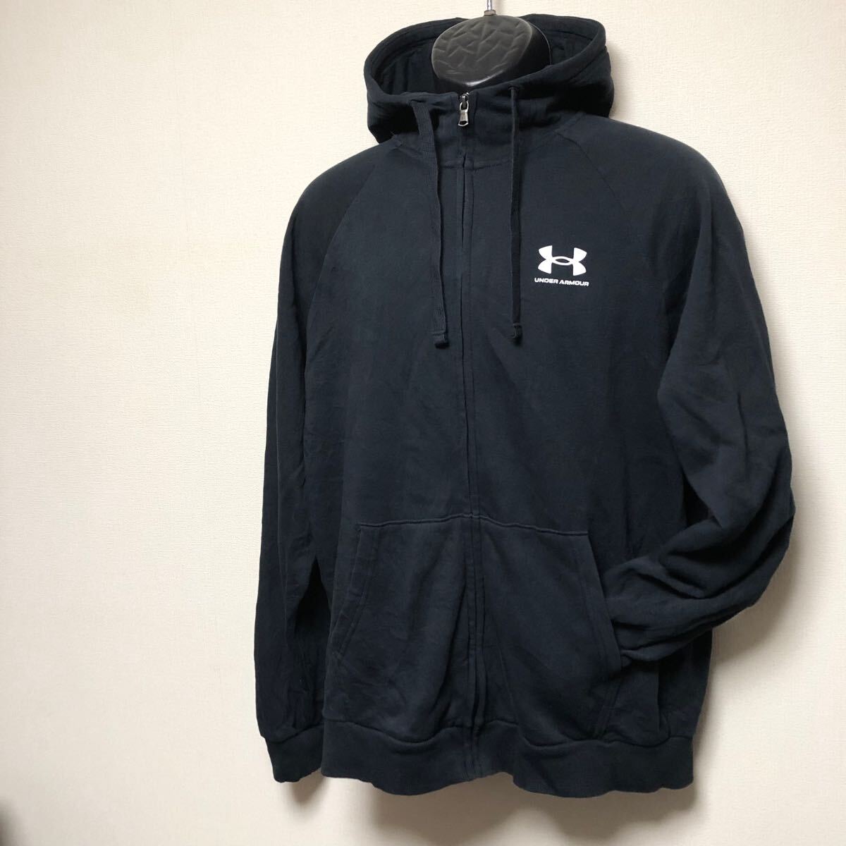 UNDER ARMOUR*アンダーアーマー メンズM 長袖 スウェット パーカー ジャケット トレーナー ロゴプリント 黒 スポーツ カジュアル 古着拍卖