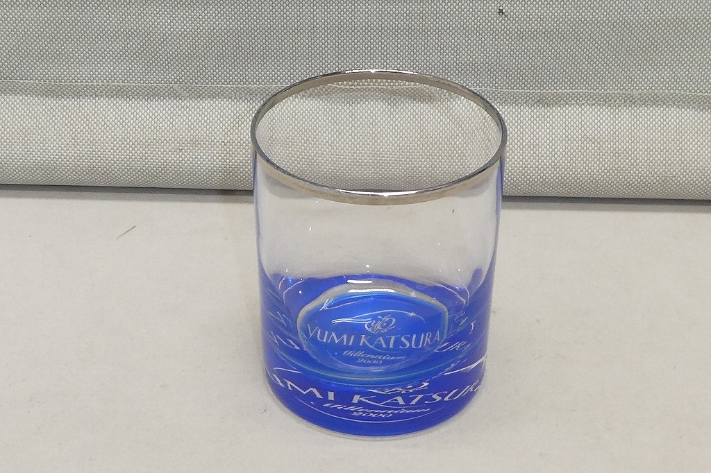 ●YUMI KATSURA Millennium 2000 ロックグラス 銀縁 青被せ 桂由美●拍卖