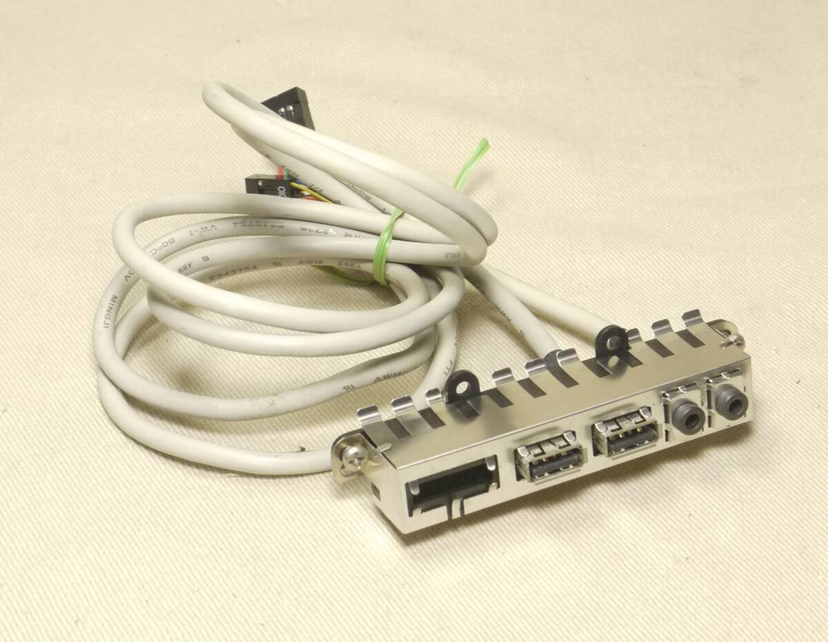 USB2.0とサウンドをマザーから取り出すインターフェイス部分・拍卖