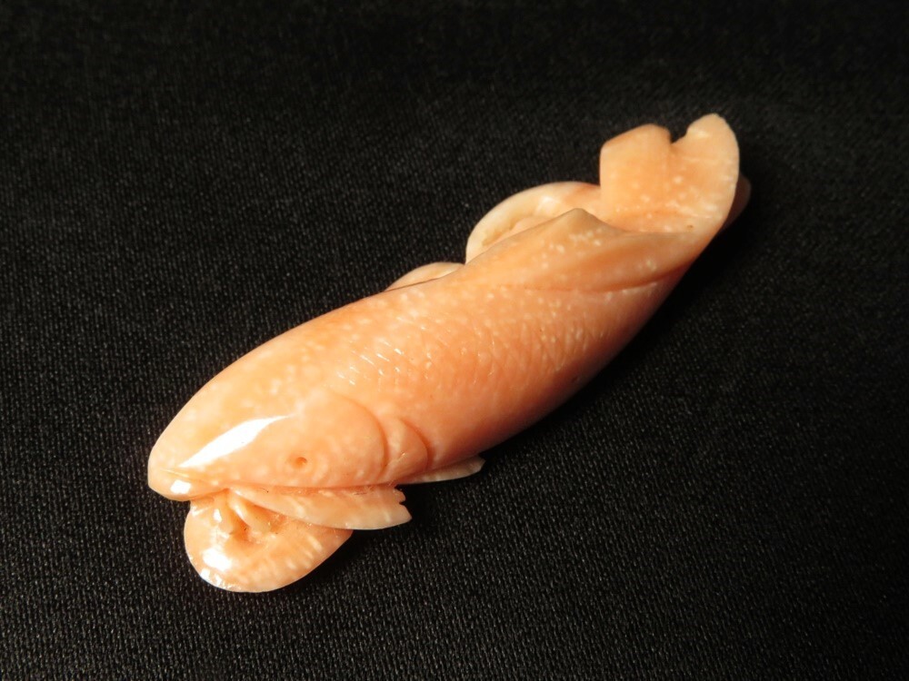 【9450】和装小物 (明治・大正・昭和)本珊瑚 鯉彫 重量6g(初品・買取品)拍卖