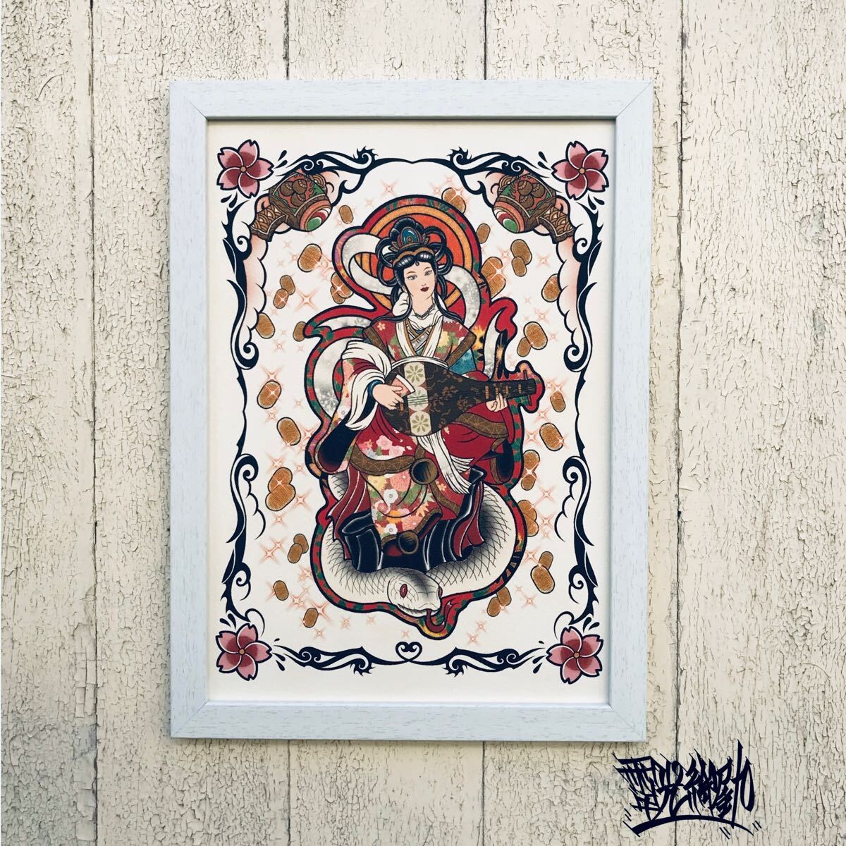 開運 招福 縁起物 尾九 オリジナル イラスト 打ち出の小槌 大判小判 七福神 弁財天 白蛇 A4サイズ 白色 フレーム付き 壁掛け インテリア拍卖