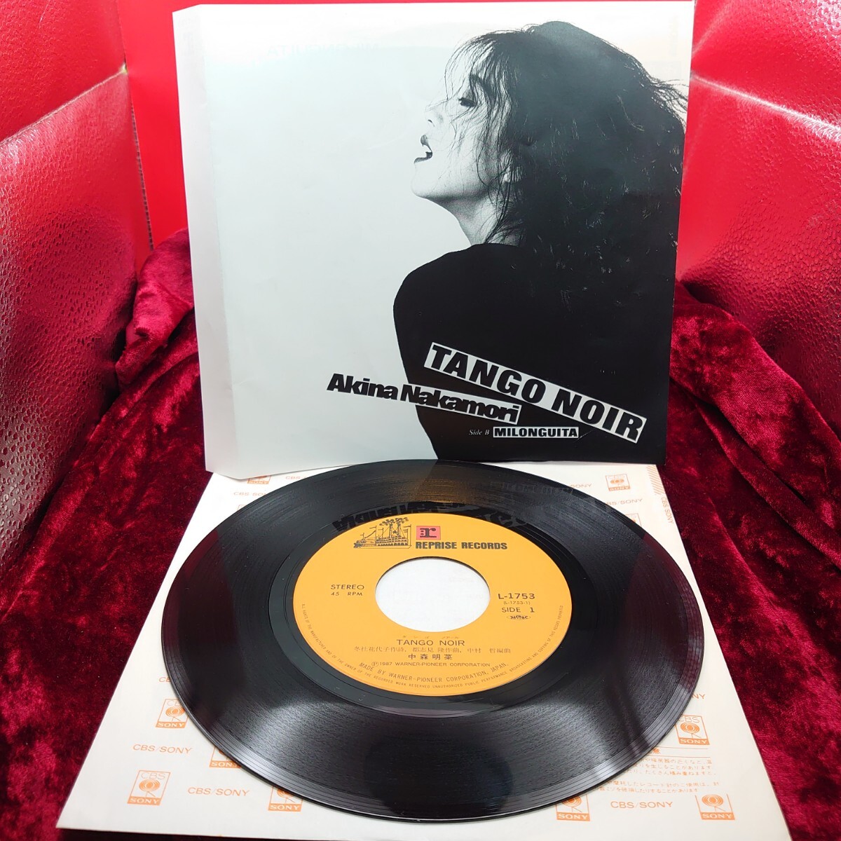 1213【EP盤レコード】 中森明菜 TANGO NOIR ( タンゴノアール ) L-1753 アイドル 歌謡曲 和モノ 昭和レトロ 7インチ シングル 邦楽拍卖