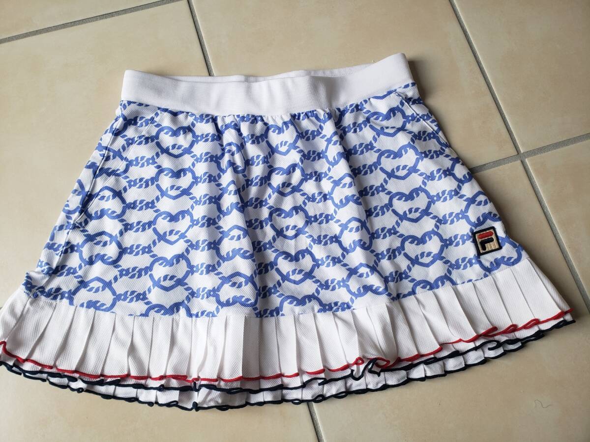 上質美品/FILAフィラ/ブルー×白オープンハートモチーフ・スコートM2段白プリーツ&パイピング拍卖
