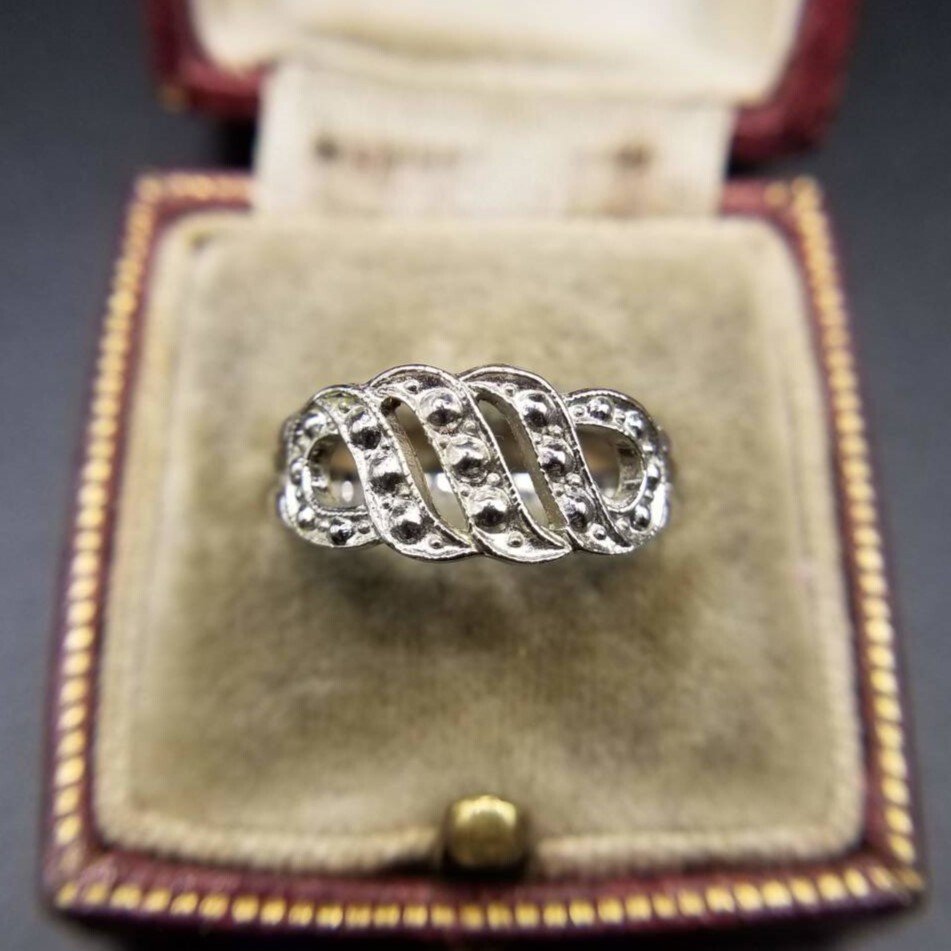 AVON ウェーブ 透かし スタッズ ヴィンテージ リング シルバートーン 指輪 シンプル 上品 ファッションジュエリー AAX-1③拍卖