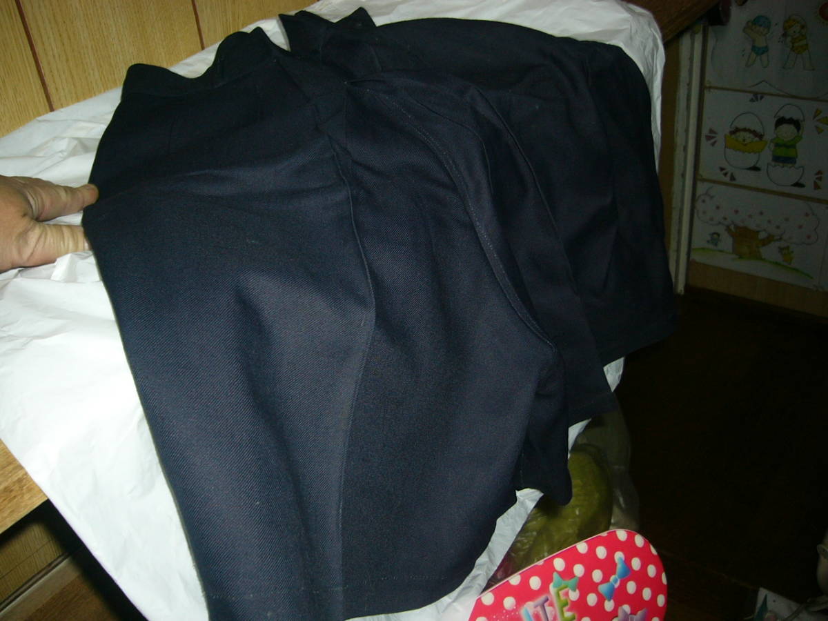 提灯ブルマー? 半ズボン 濃紺 大タグ Wゴムでは無い 裾もゴム無し 布地薄め  昭和物だと思う ●難有 Wボタンが取れてる 未使用拍卖