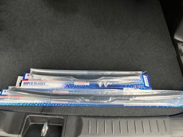 在庫希少!【未使用 スズキ 純正】エスクード YD21S/YE21S/YEA1S フロントワイパーブレード 左右セット拍卖