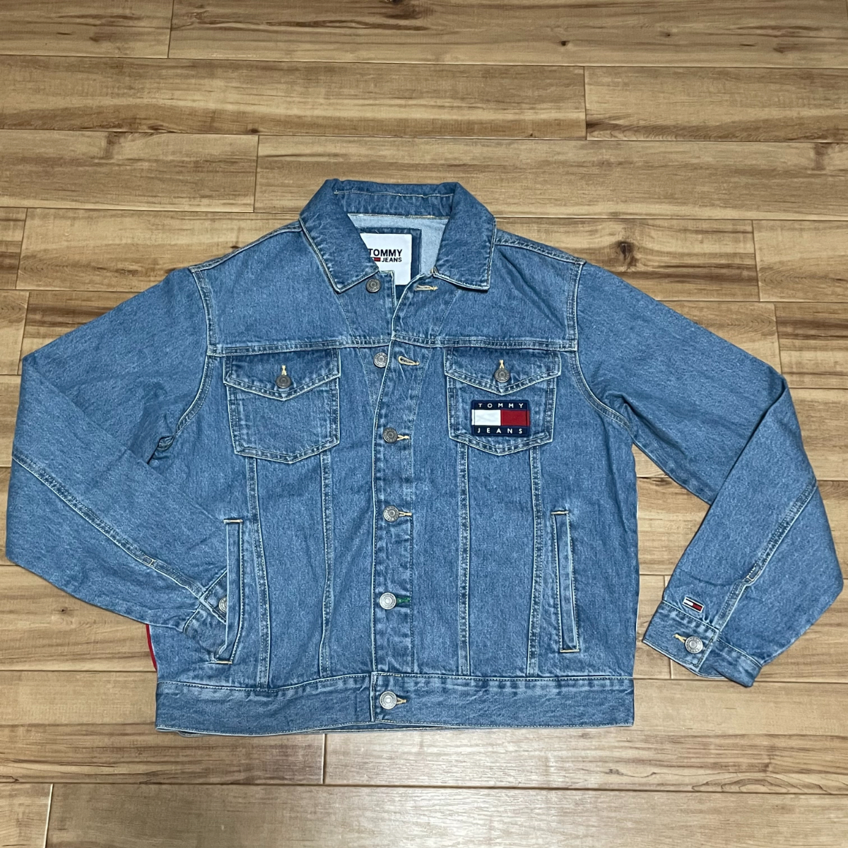 【TOMMY JEANS】 トミージーンズ USA正規品 デニムジャケット フラッグロゴ 刺繍フラッグ 背面全面ブランドカラー 胸ポケット <M>拍卖