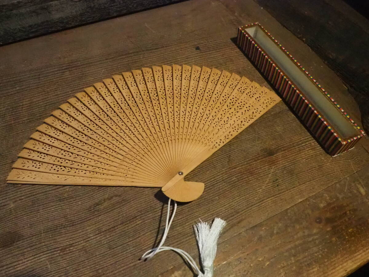 【白檀の扇子】箱付きデッドストック未使用品団扇茶道華道古道具アンティーク骨董インテリア古着インダストリアル扇風機拍卖
