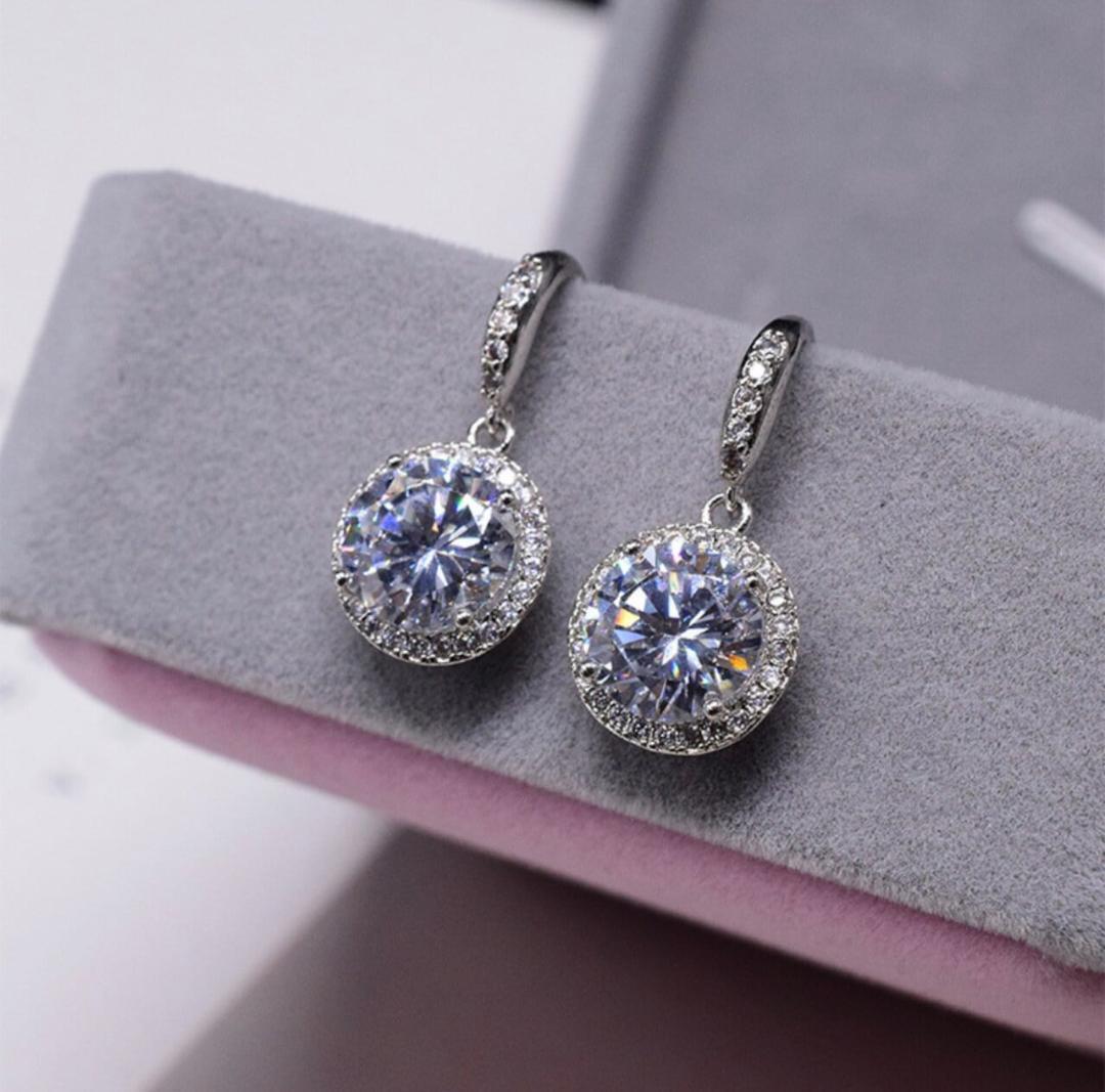 フックピアス ジルコニアダイヤモンド ゴージャス レディース拍卖