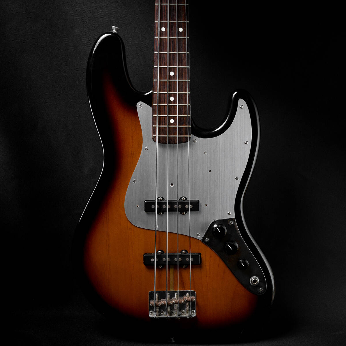 ジャズベース用アノダイズドピックガード60s Silver※金属製でフェンダー等60sをモデルとして製造されている楽器と互換性があります※3拍卖