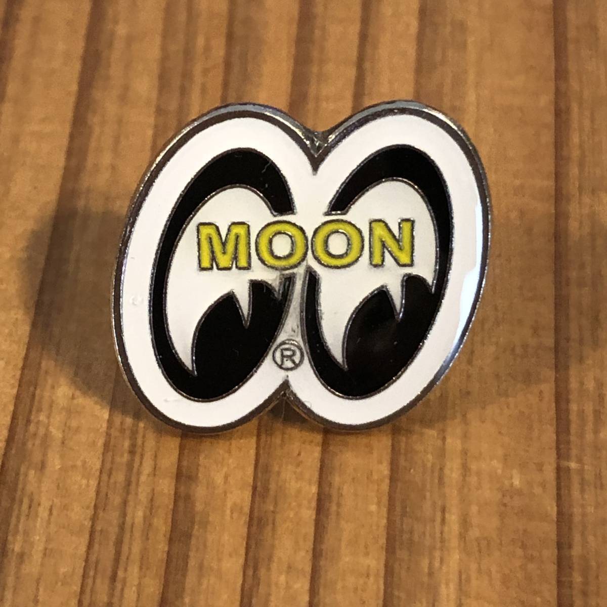 MOONEYES Hat Pin ハット ピン ピンバッチ ピンバッジ アイシェイプ eye shaped mooneyes ムーンアイズ 普通郵便140円発送可 ピンバッヂ拍卖