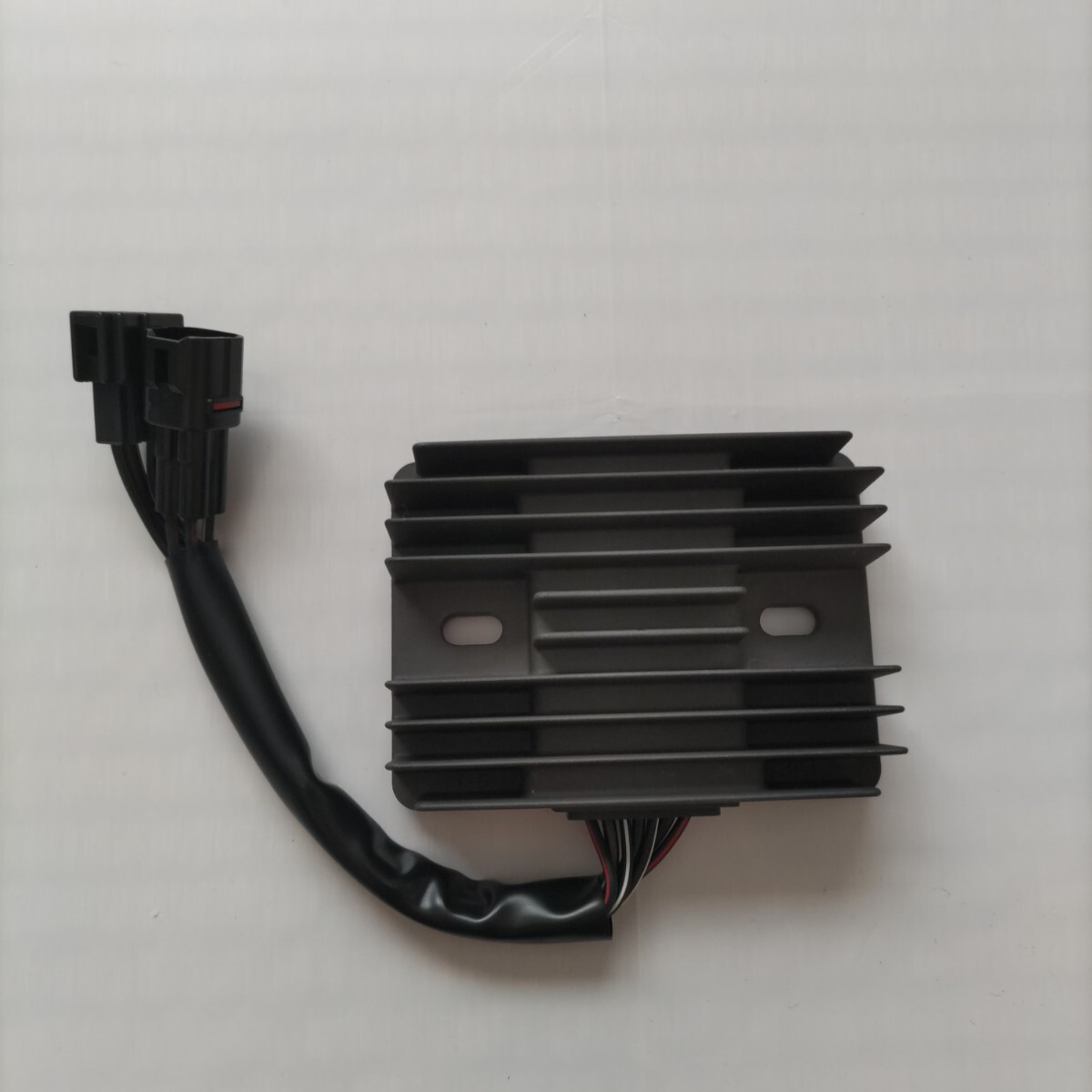 横浜発 レギュレター スズキ 純正 中古 バイク 部品 47H00 SH811AA 5.7071 レギュレーター レクチファイア 未使用 検Vストローム GSX拍卖
