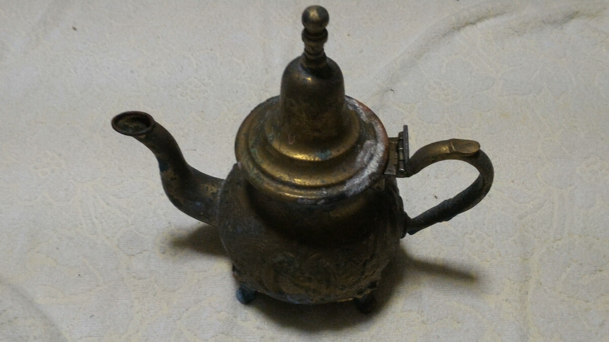 40年前、モロッコで購入した水差し、銅で作られ、花柄の彫り物、横から見るとラクダの形に見える。錆びているので飲用不可、植木の水やり?拍卖