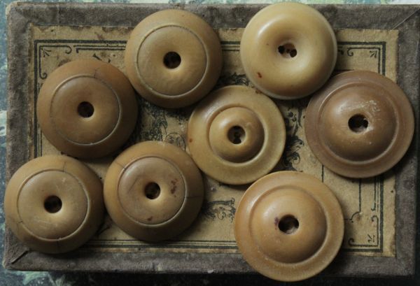 即決 ベジタブルアイボリーボタン 8個 φ17 ~ 19mm キャメルブラウン ナット コロゾ リメイク パーツ フランス ヴィンテージ拍卖