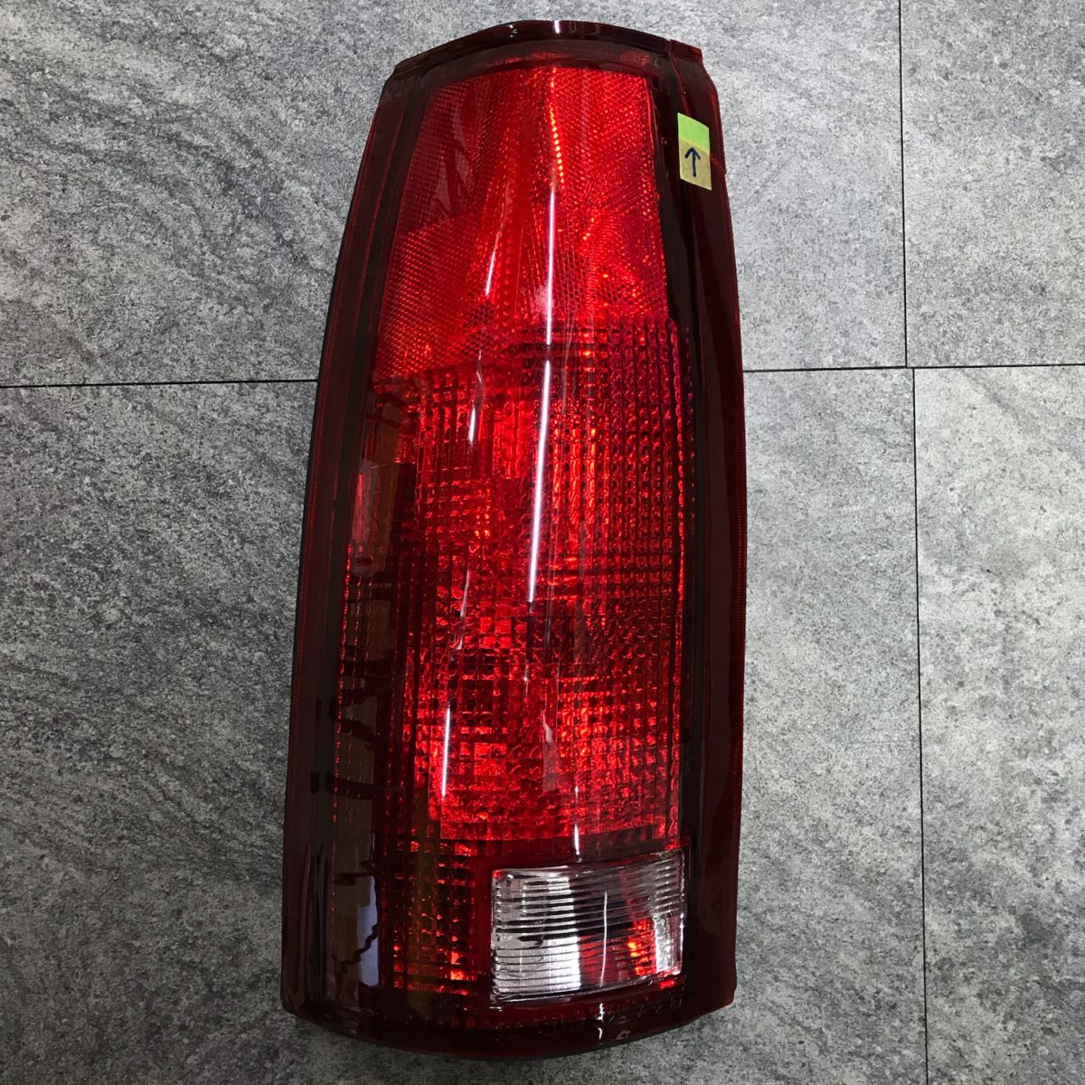 税込 訳あり TYC テールライト テールランプ テールレンズ 運転席側 左側 LH 92-99y ユーコン 即決 即納 在庫品 現品限り拍卖