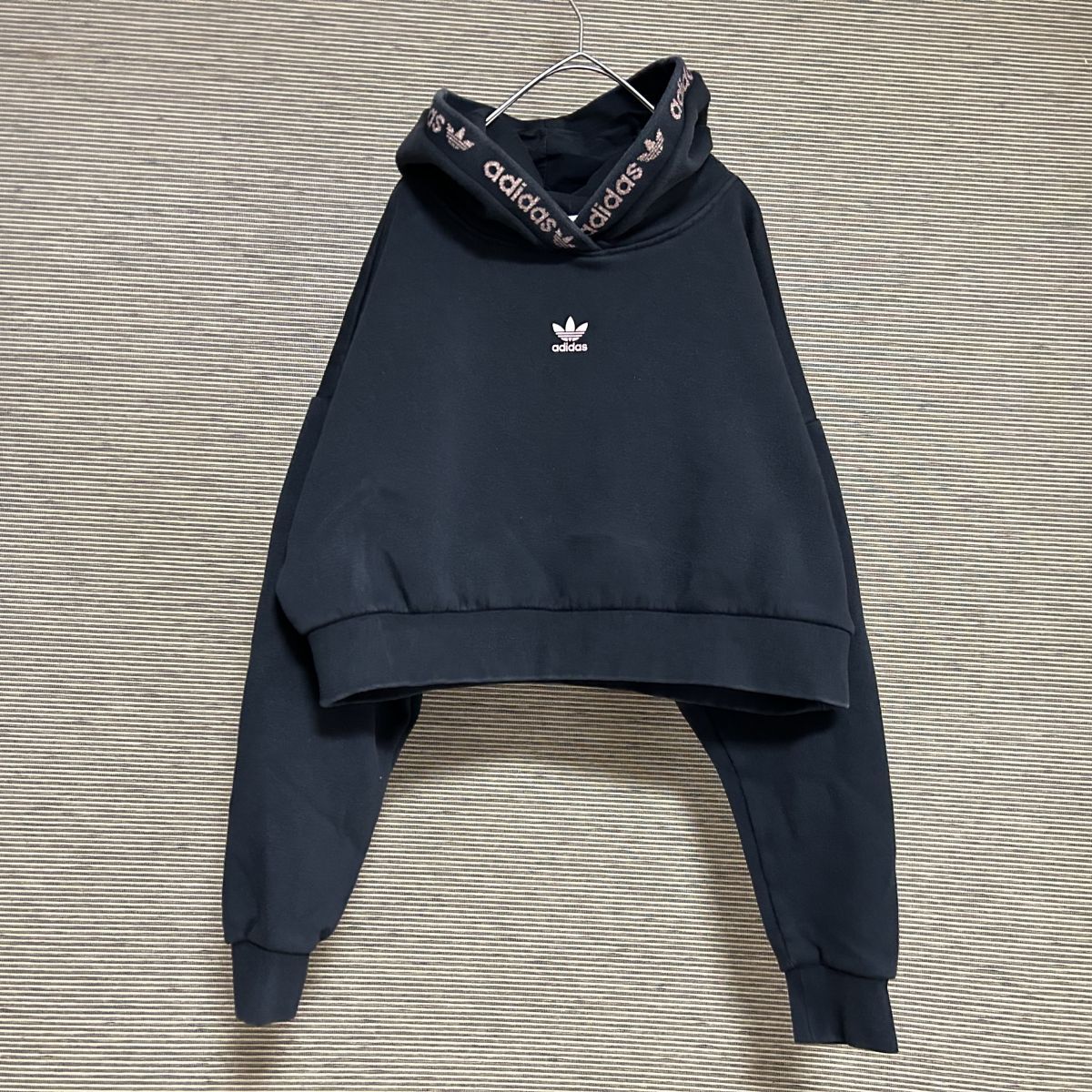 アディダス ショート丈パーカー 黒 トレフォイルロゴ 裏起毛 短丈 B1 古着 入手困難 激レア 希少 人気 レディース デカロゴ拍卖