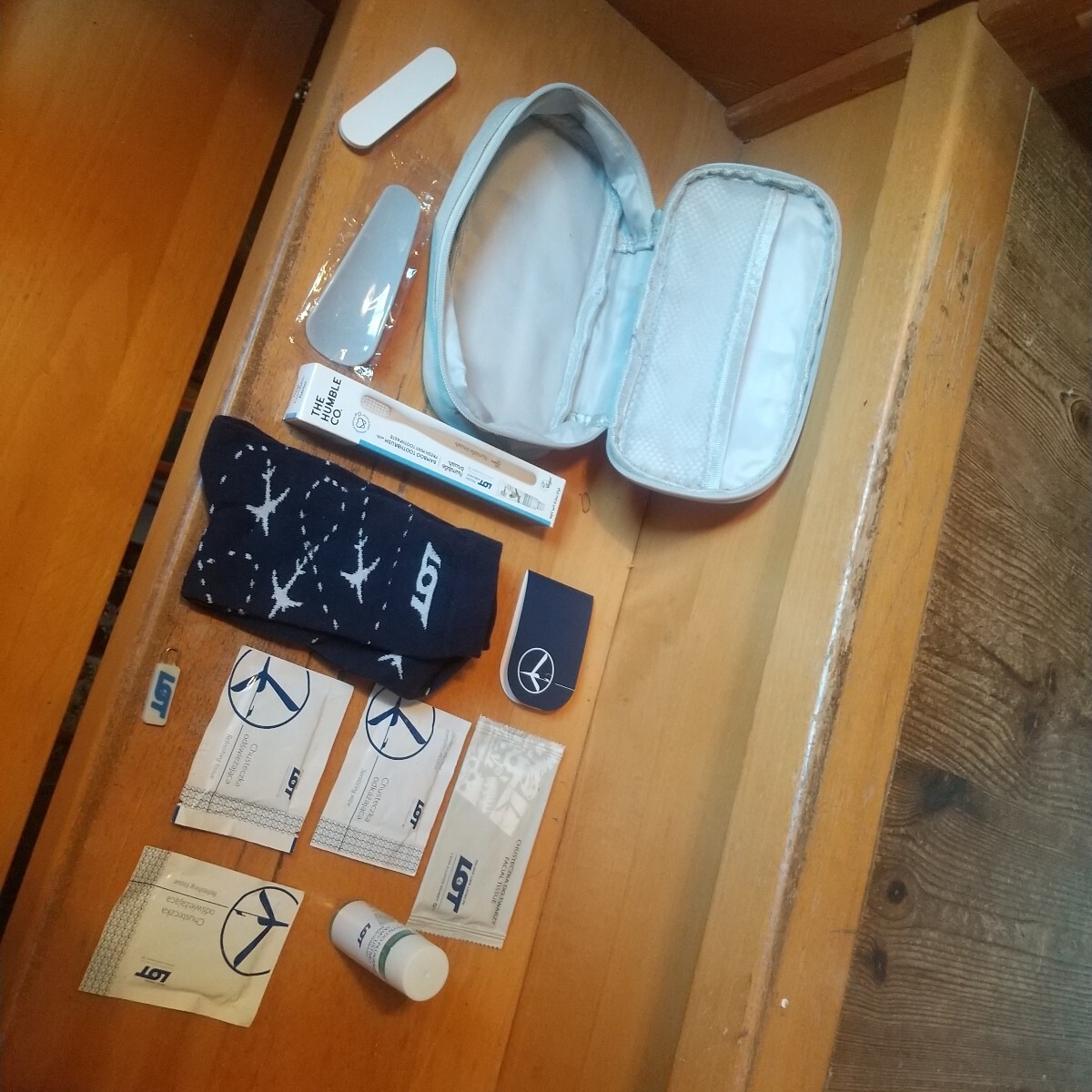 LOT ポーランド航空 ビジネスクラス アメニティセット 非売品 未使用品 オイントメント 靴下 歯ブラシ 靴べら 中古品 拍卖