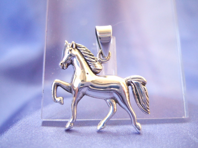 横浜最新 SILVER925銀ペンダント馬♪ホース4.8グラム 巾26ミリ 送料無料ξgtξ ξ27s拍卖