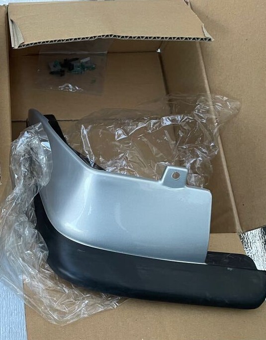 新品未使用品☆送料無料☆Y33シーマ純正マッドガード RR LH日産純正品(G88136P008)G8813-6P008拍卖