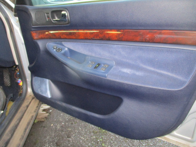 ■アウディ A4 フロント ドア トリム 右 中古 8E 部品取あり グローブボックス 灰皿 フロアマット 吹き出し口 ダクト デフロスター■拍卖