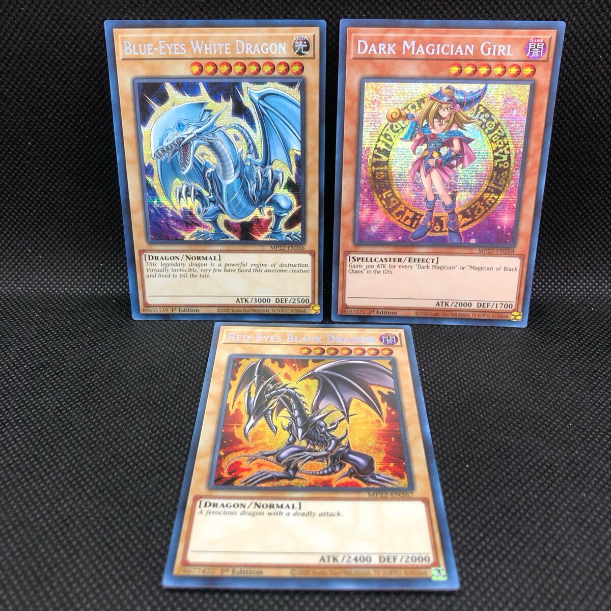 【未使用品】遊戯王 英語版 青眼の白龍 ブルーアイズ ブラックマジシャンガール 真紅の黒竜 レッドアイズ セット MP22 ①拍卖