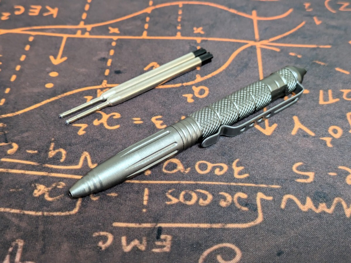 タクティカルペン 護身用ボールペン スペアインク2本付き チタングレー拍卖