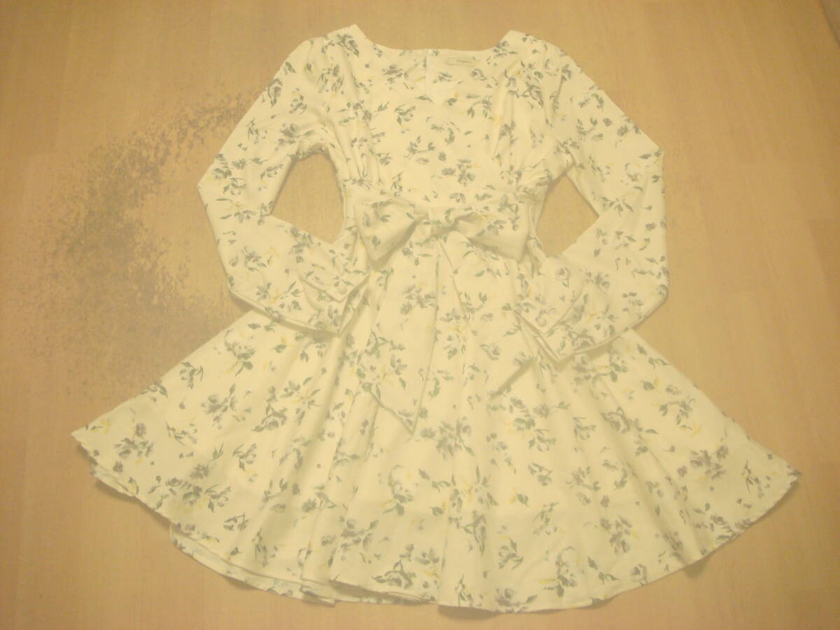 titty&co. 花柄 カシュクール おリボン付き フレア ワンピース ホワイト系 美品拍卖