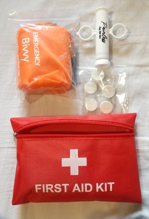 ドライブ便利グッズ サーマルブランケット寝袋タイプ ホイッスル ポイズンリムーバ 圧縮タオル拍卖