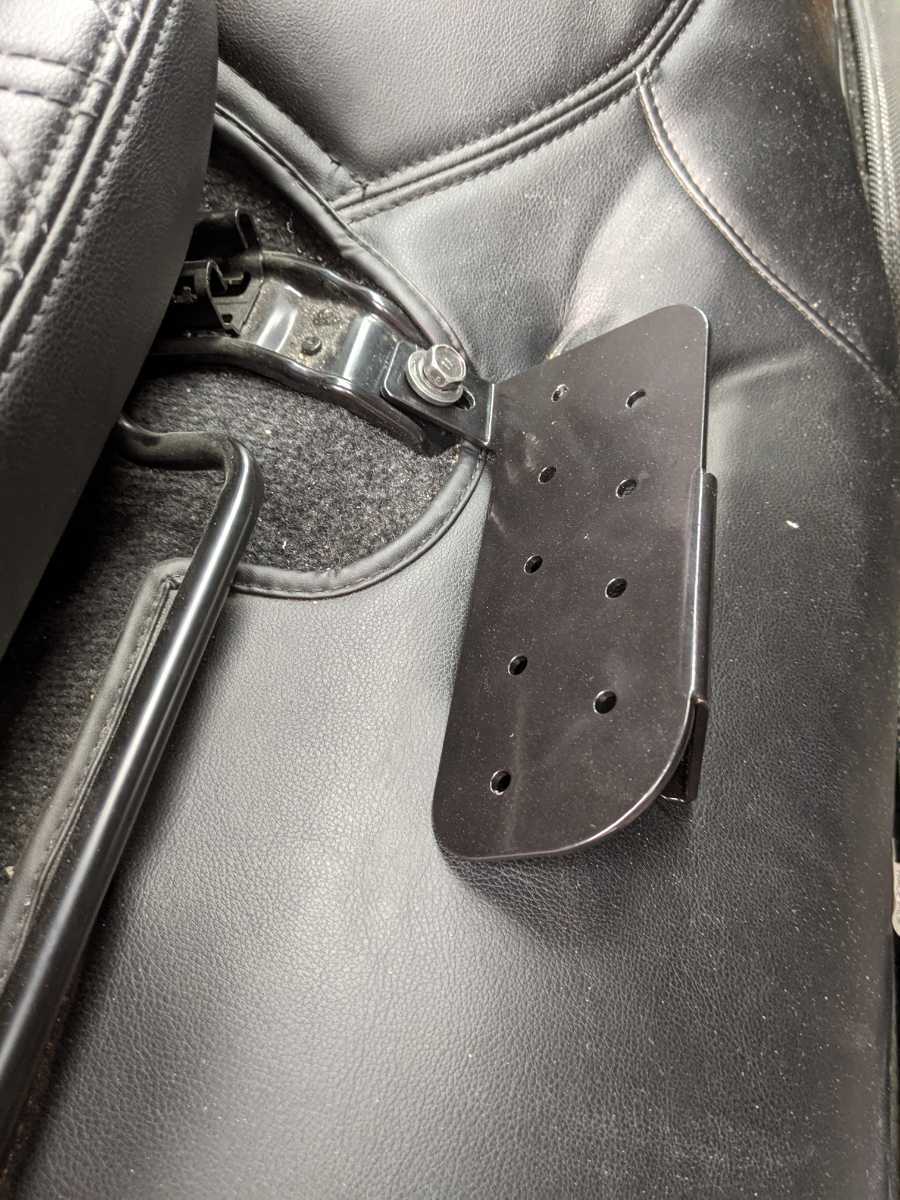 トヨタハイエース標準1~7型専用ドライビングフットレスト長距離も楽々 新品未使用キズ有り ボルトオンで装着SHINKE製拍卖