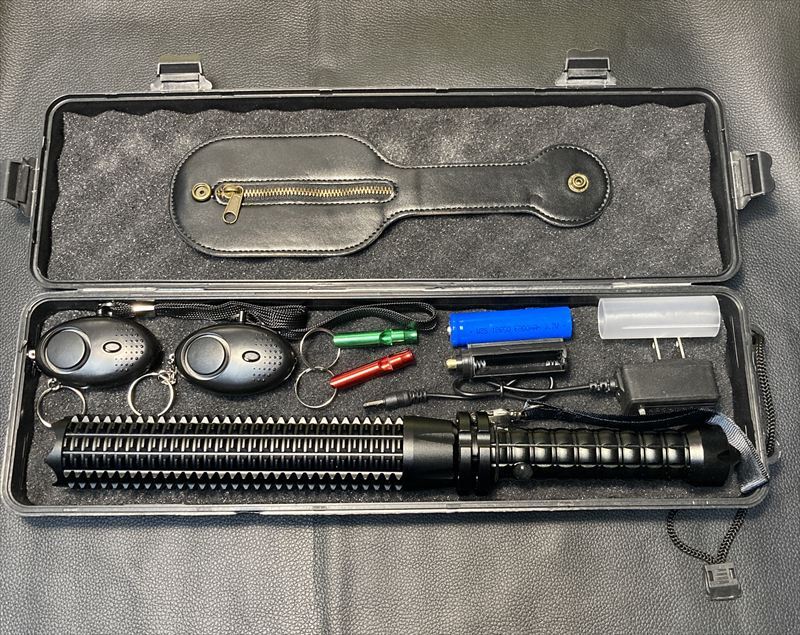 【護身用セット】ハードケース付きLEDズームライト 小銭入れスラッパー  防犯ブザー ホイッスル拍卖