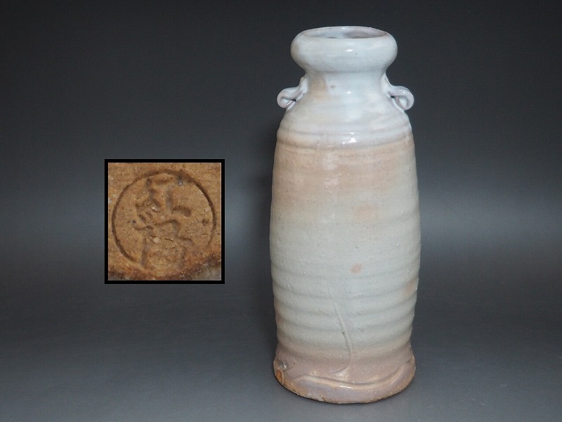 B1556 萩焼 林紅陽 作 耳付花瓶 ☆ 花道具 華道具 茶道具 茶器 花器 花瓶 花入 花生 花活 飾壺 飾壷 陶器 作家物 在銘 陶印 美品 良品 無傷拍卖