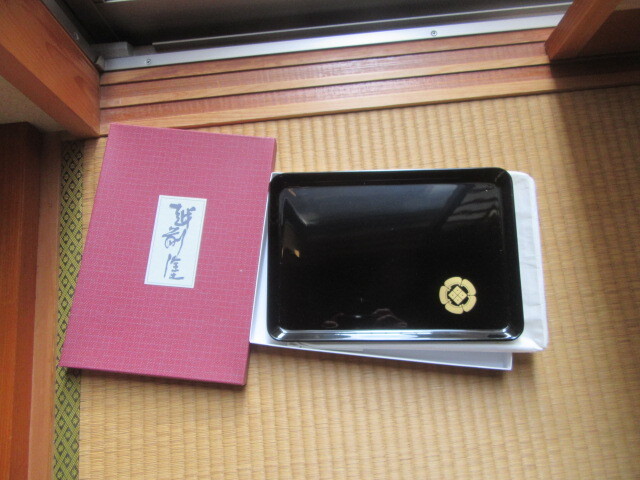 新品未使用越前屋家紋入りお盆激安即決100円拍卖