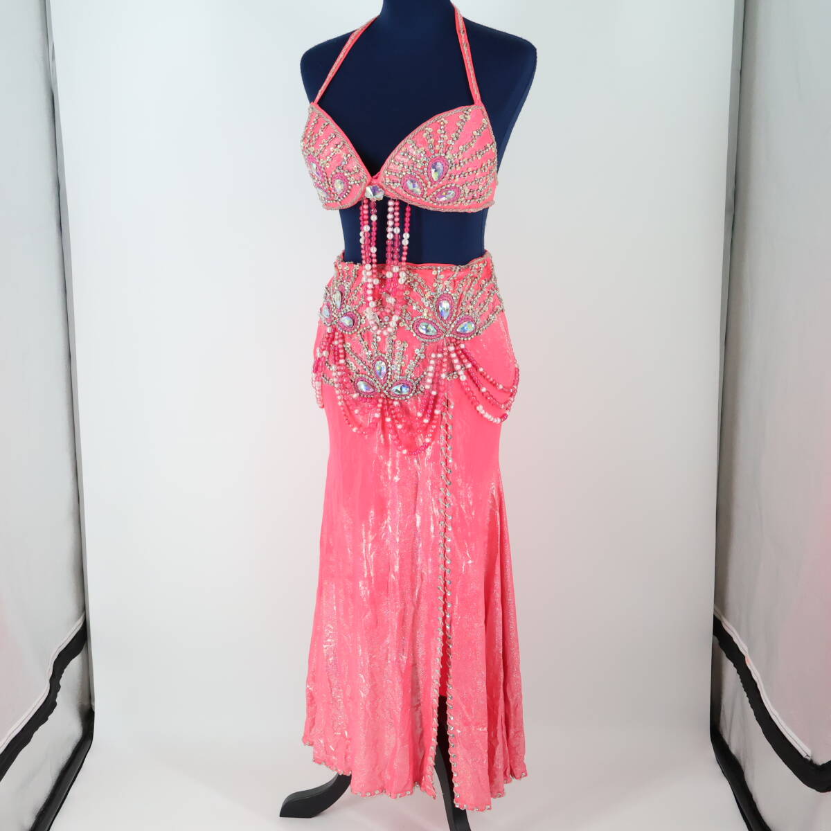 『送料無料』【ベリーダンス用 オリエンタル衣装】ピンク ラインストーン×ビーズ 豪華 シルバー 花柄 ラメ スリット 女性らしい 可愛い拍卖