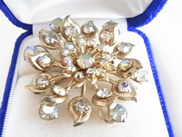 ビンテージ/ヴィンテージ キラキラ輝くオーロラトーンのラインストーンが美しい印象 お花モチーフ フラワー 輝石 レトロのブローチ▽拍卖