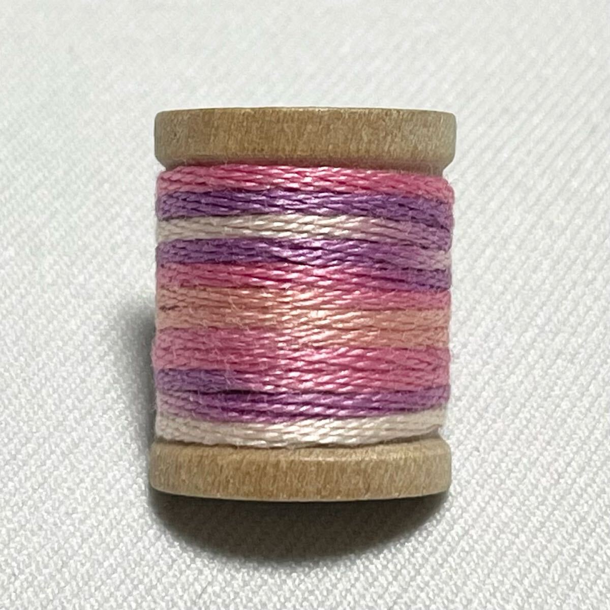 MADE IN USA製 糸巻きデザインラペルピン マルチカラー ピンバッジ ピンバッチ 糸芯 アメリカ製 米国製拍卖