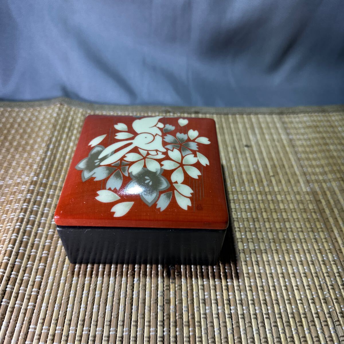 銘撫松庵の蓋付きの角鉢です 焼物 磁器 拍卖