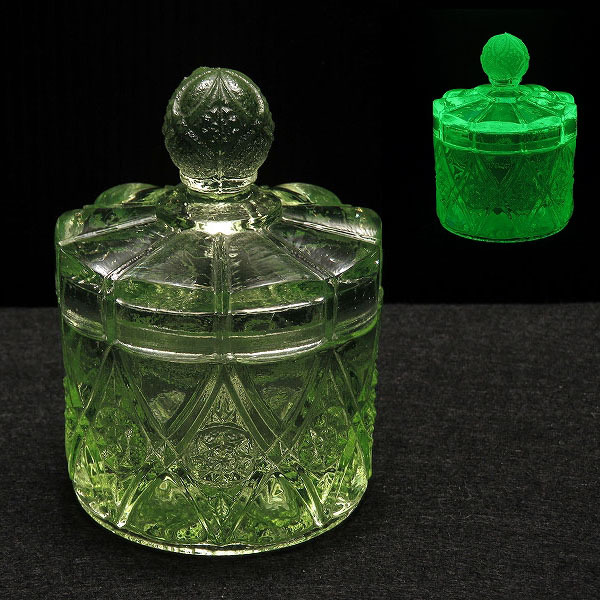 《セール品》カットが美しいウランガラスの蓋付き小物入れ/キャンディーポット/オブジェ/飾り/ヴァセリンガラス/インテリア雑貨/AL-0608-3拍卖