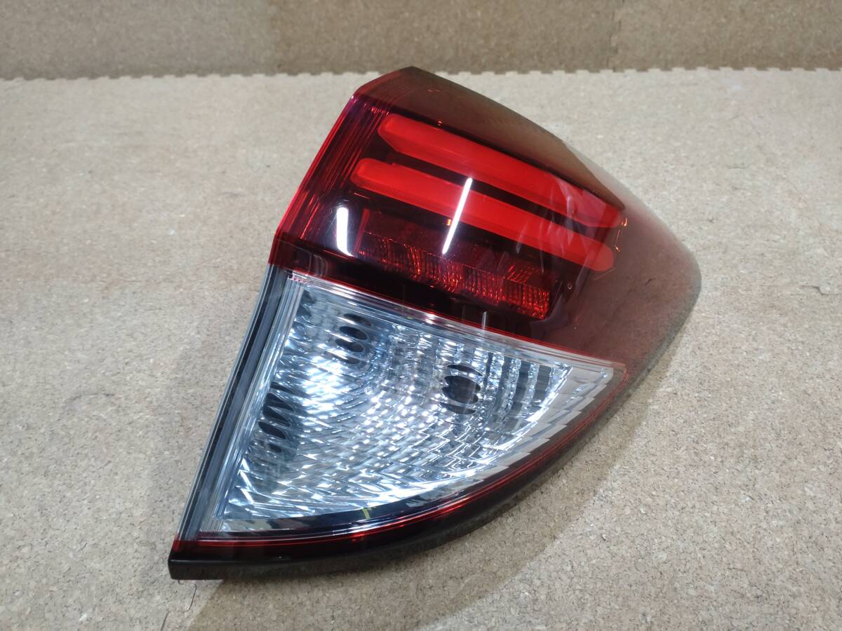 【美品】ホンダ ヴェゼル RU1 RU2 RU3 RU4 前期 右テールランプ LED KOITO コイト 220-62164 33502-T7B-J11 打刻 J1【R7-469B-CA】拍卖