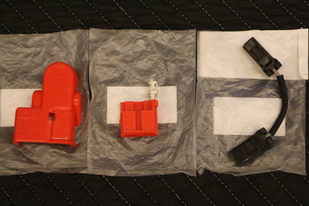 BNR32 スカイラインGT-R ヒュージブルリンク・ターミナル・キャップのプラス側のセット 日産純正 新品未使用 N32-120拍卖