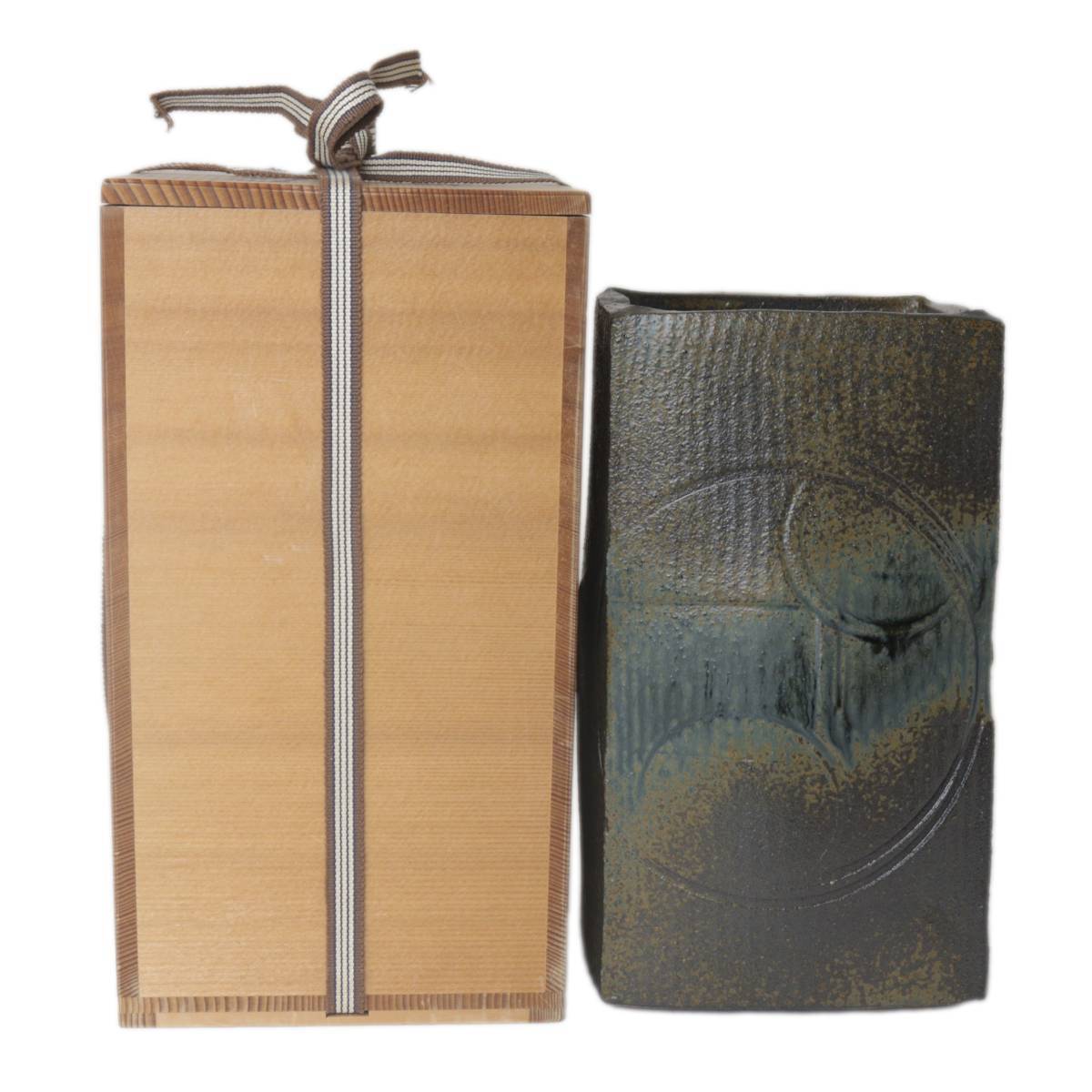 瀬戸焼 龍窯 河村益弘 鉄彩 花瓶 深緑 箱、栞 ※箱底面が割れています。 高さ25.5×幅13.5~14×奥行11~12(cm) NT 美品 Aランク拍卖