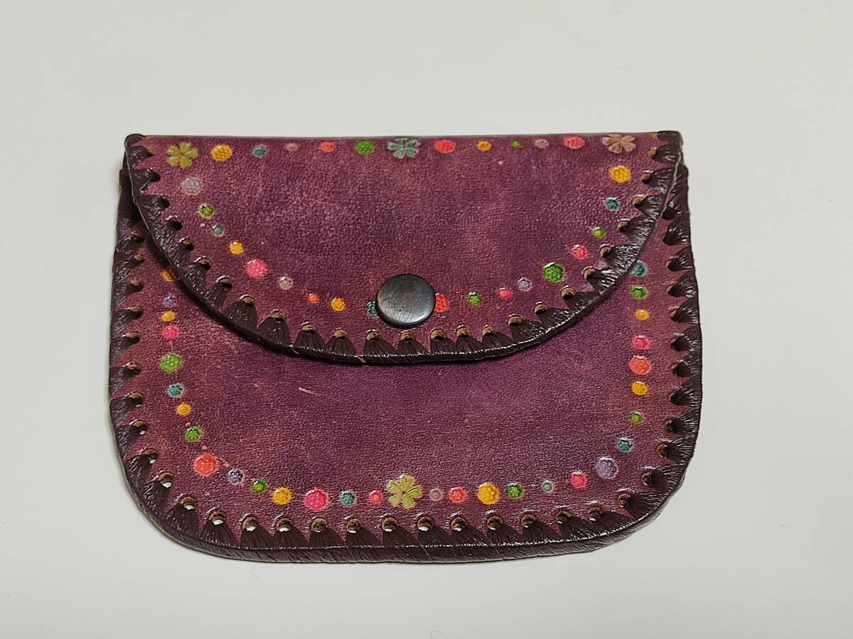 【送料無料】お洒落で凝ったデザインパープル系色 本革・皮革・レザー使用のボタン付き財布 小銭入れ コインケース 1個拍卖