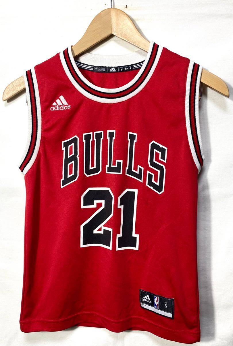 ■ 子供用 adidas アディダス NBA BULLS #21 BUTLER バスケ ユニフォーム タンクトップ サイズS スポーツ 観戦 ■拍卖