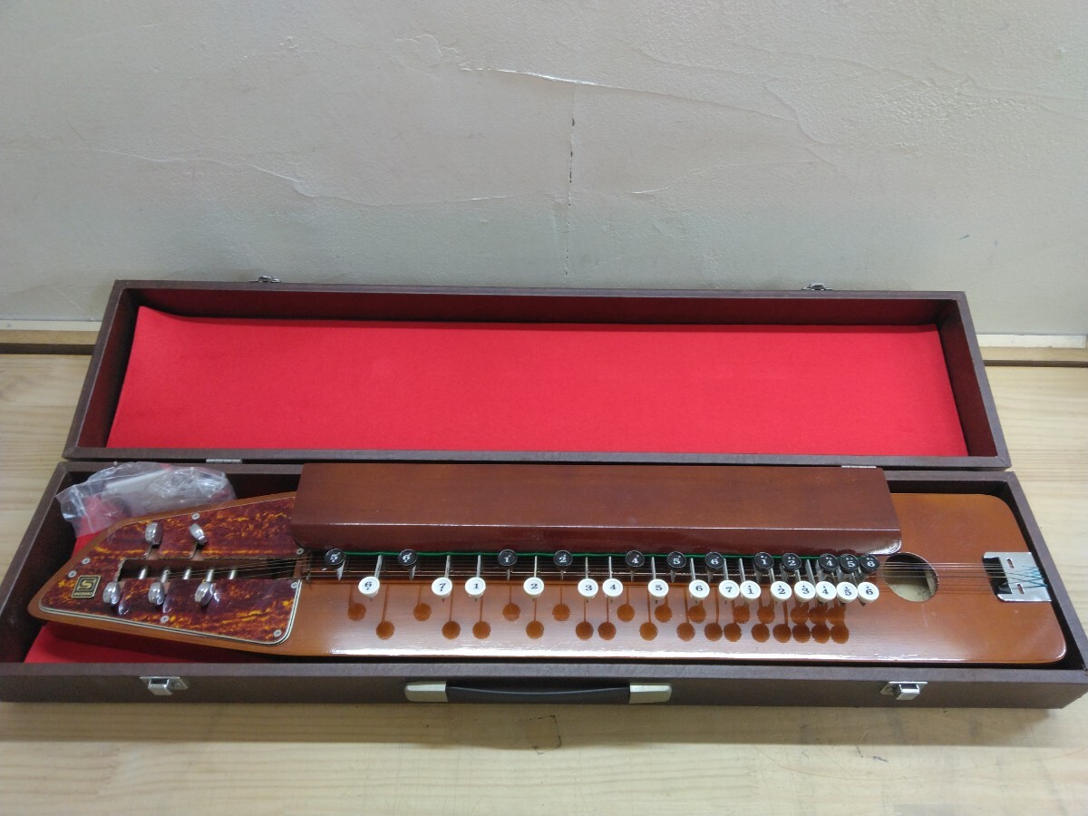 K4 ◆【鈴木楽器 大正琴 / SUZUKI 箱付き】弦付き 音なります ハードケース 変え弦ピック付属 250219拍卖