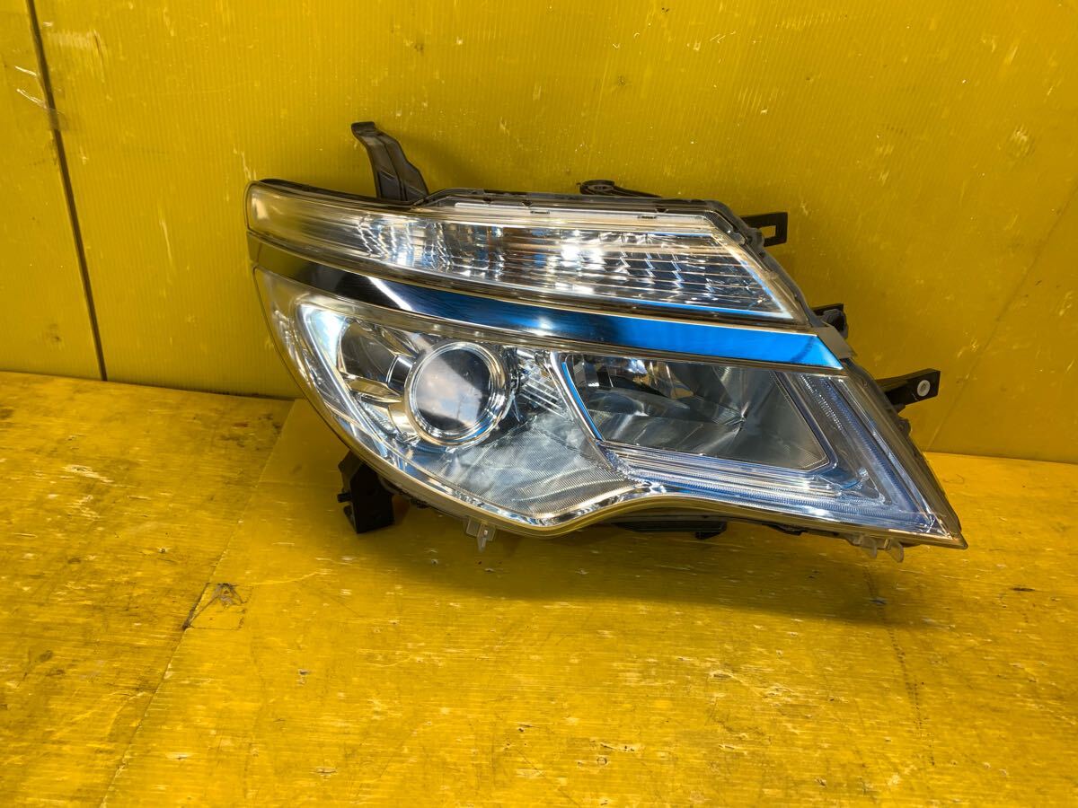 (43161) 日産 セレナ C26 後期 右ヘッドライト KOITO100-23682 送料1980円(北海道/沖縄県はお問い合わせ下さい)拍卖