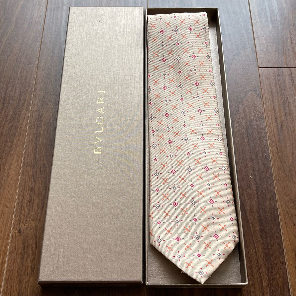 ブルガリ(BVLGARI)ベージュスクエア太陽柄セッテピエゲネクタイ拍卖
